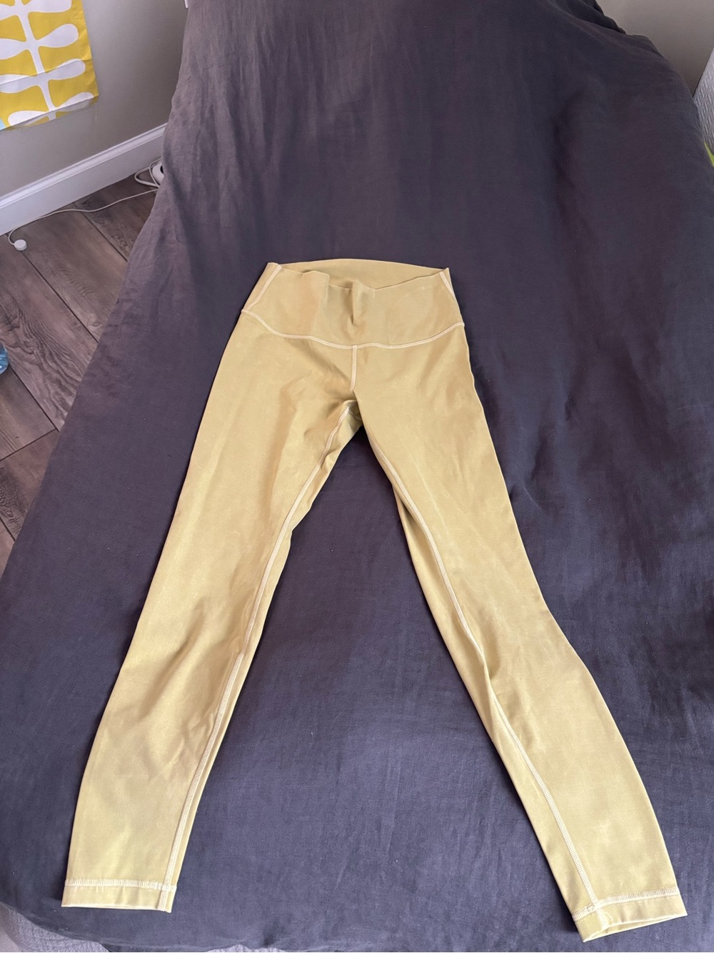 Lululemon leggings yellow color great for spring /summer